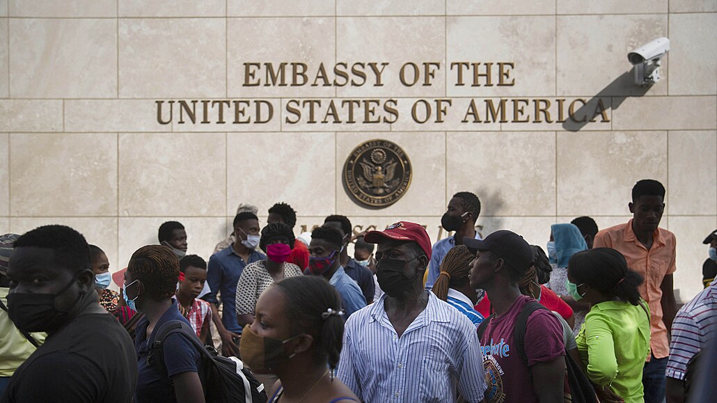 Lidé ped americkou ambasádou na Haiti.