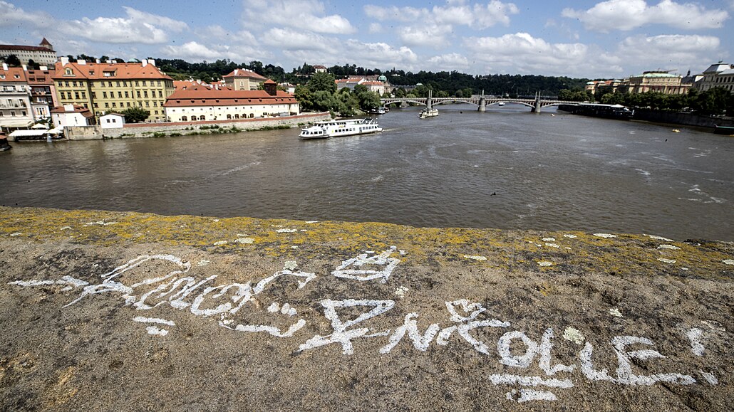 Neznámý vandal opt posprejoval ást Karlova mostu v Praze