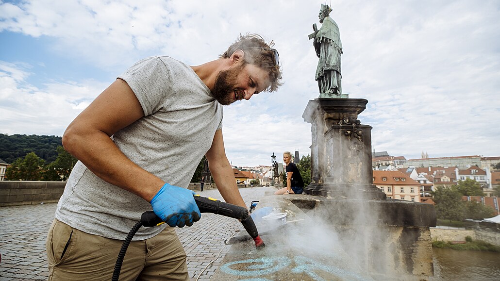 Restaurátor Jakub Tluho od brzkých ranních hodin  pracuje na Karlov most na...