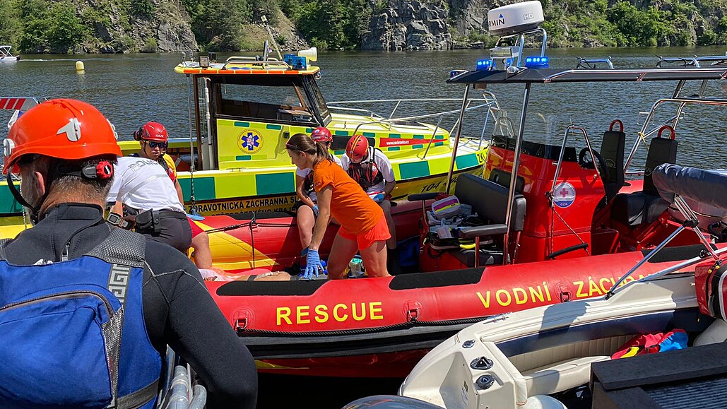 Záchranái pomáhají lidem, kteí na Slapech narazili s lodí do skály