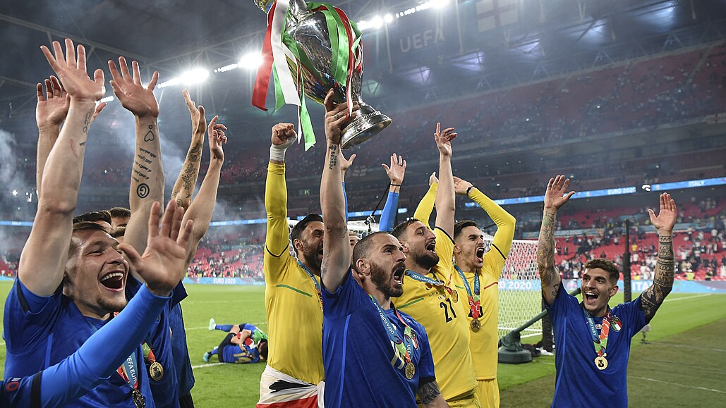 Italští fotbalisté slaví vítězství na mistrovství Evropy, Ve finále porazili...