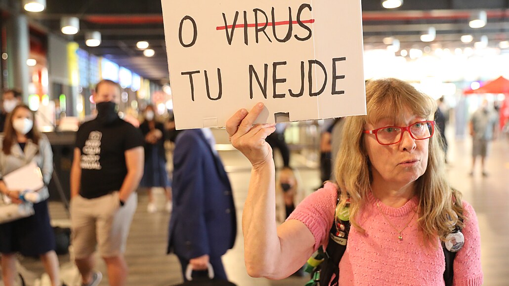 Demonstrantka před očkovacím centrem na hlavním nádraží v Praze