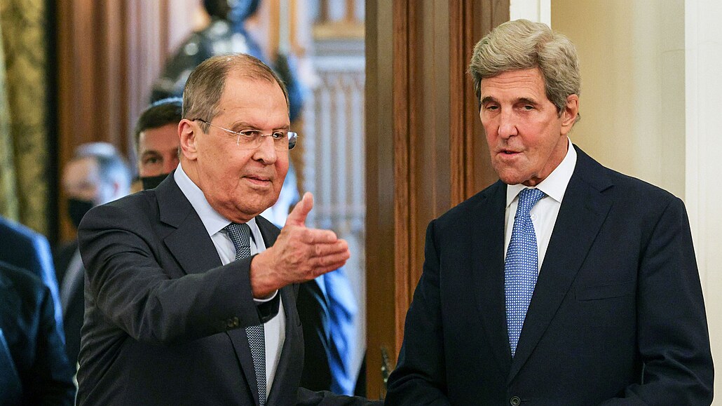 Sergej Lavrov (vlevo) a John Kerry na schzce v Moskv.