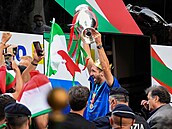 Finále Euro 2020, Itálie - Anglie: Giorgio Chiellini ukazuje mistrovský pohár.