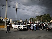 Lidé ped americkou ambasádou na Haiti.