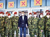 Andrej Babi s vojáky ped Národním okovacím centrem.