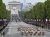 Vojenská pehlídka na Champs-Elysees.