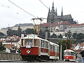 Na Mánesov most v Praze projel 18. ervence 2021 prvod historických i...