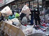 Dobrovolníci uklízejí nepoádek po rabování. Nepokoje v Jihoafrické republice...