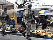 Vojáci hlídkují v ulicích na okraji Johannesburgu. Nepokoje v Jihoafrické...