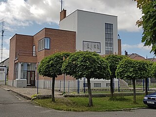 Bílá, červená, modrá. Vlastní vila architekta a stavitele Bohuslava Šmída v...