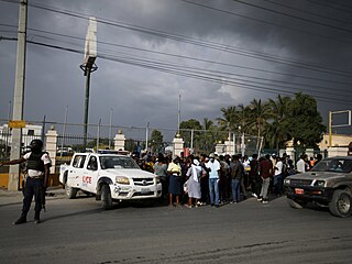 Lid ped americkou ambasdou na Haiti.