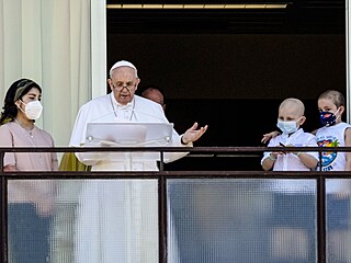 Pape Frantiek se poprv od plnovanho operanho zkroku objevil na...