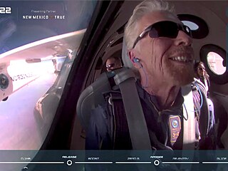 Miliard Richard Branson na palub raketoplnu sv firmy Virgin Galactic pi...