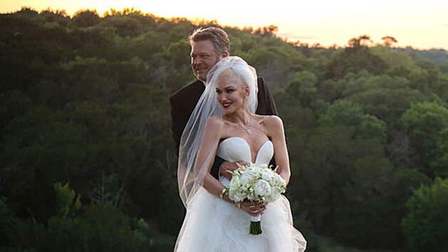 Rockerka Gwen Stefani se podruhé vdala v róbě od návrhářky Very Wang, ženich  oblékl džíny | Móda | Lidovky.cz