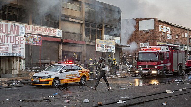 Hasiský vz hasí poár zpsobený nepokoji v centru Johannesburgu.