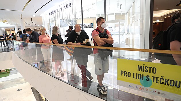 Na oteven okovacho centra proti covidu-19, kde nen nutn pedchoz registrace, ekala rno v nkupnm centru na praskm Chodov skoro stovka lid, nkte i dv hodiny.