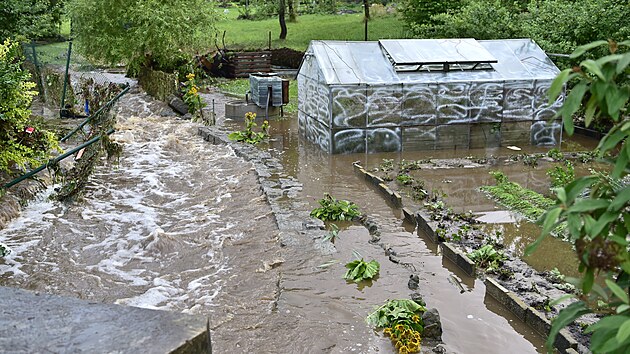 Intenzivní de�t� zvedly 17. �ervnece 2021 hladiny potok� a �ek na D��ínsku, na...