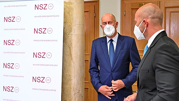 Nov� jmenovan� nejvy��� st�tn� z�stupce�Igor St��. Vpravo je mluv�� Nejvy���ho st�tn�ho zastupitelstv� (NSZ)�Petr Mal�.