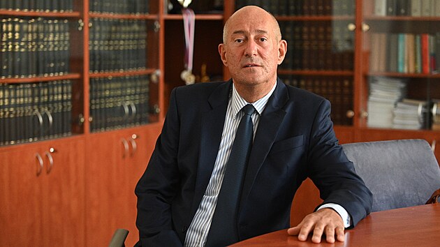 Nov� jmenovan� nejvy��� st�tn� z�stupce�Igor St�� p�zuje fotografovi v s�dle Nejvy���ho st�tn�ho zastupitelstv� (NSZ) v Brn�.