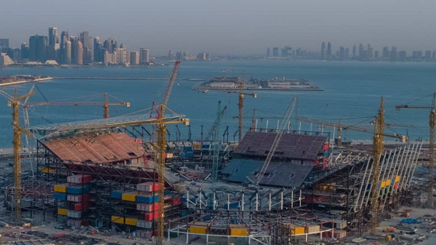 Stadion Ras Abu Aboud je postaven ze speciálních kontejnerů, které se dají rozebrat. Katar se tak snaží pomoci snížení emisí před, při a po MS.