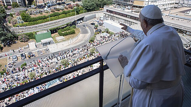 Pape Frantiek se poprvé od operace objevil na veejnosti, z balkonu nemocnice...