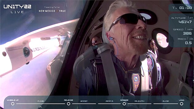 Miliard�� Richard Branson na palub� raketopl�nu sv� firmy Virgin Galactic p�i letu k hranici vesm�ru.