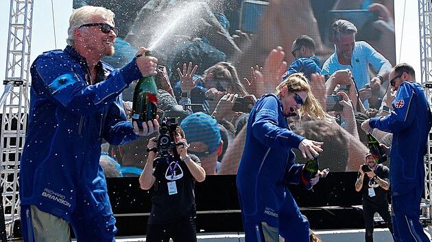 Miliardá Richard Branson s posádkou slaví úspný let k hranici vesmítu.