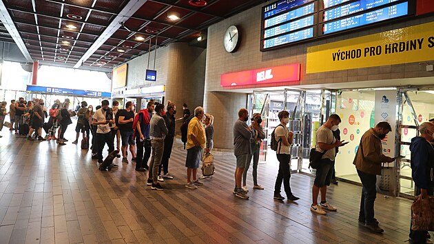 Fronta ped okovacm centrem na hlavnm ndra v Praze