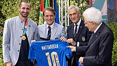 Finále Euro 2020, Itálie - Anglie: Chiellini a Mancini předávají dres...