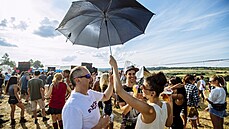 Na kopci za Kru�ovicemi se koná technoparty, n�kolik set lidí, sly�et je hodn�...