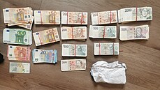 Muž ukradl z pražské kanceláře 800 tisíc korun, policie ho zadržela pár hodin poté při utrácení