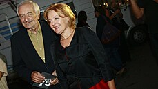 Václavu Havlovi p�i�li pop�át slavní man�elé Magda Vá�áryová a Milan Lasica.