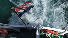 Chorvatská vlajka na lodi v národním parku Krka.