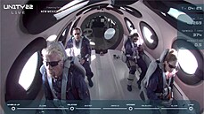 Miliardá� Richard Branson (vlevo) s posádkou na palub� raketoplánu své firmy...