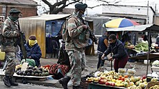 Vojáci hlídkují v ulicích na okraji Johannesburgu. Nepokoje v Jihoafrické...