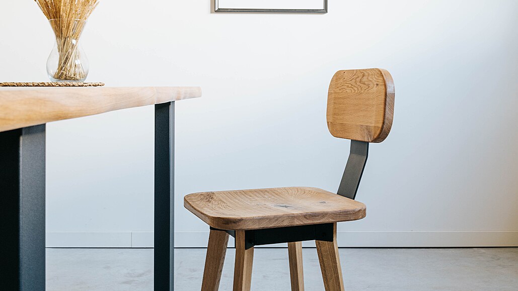 Židle je stavěná z několika komponentů, z kovu a dřeva, a proto se dá de facto...
