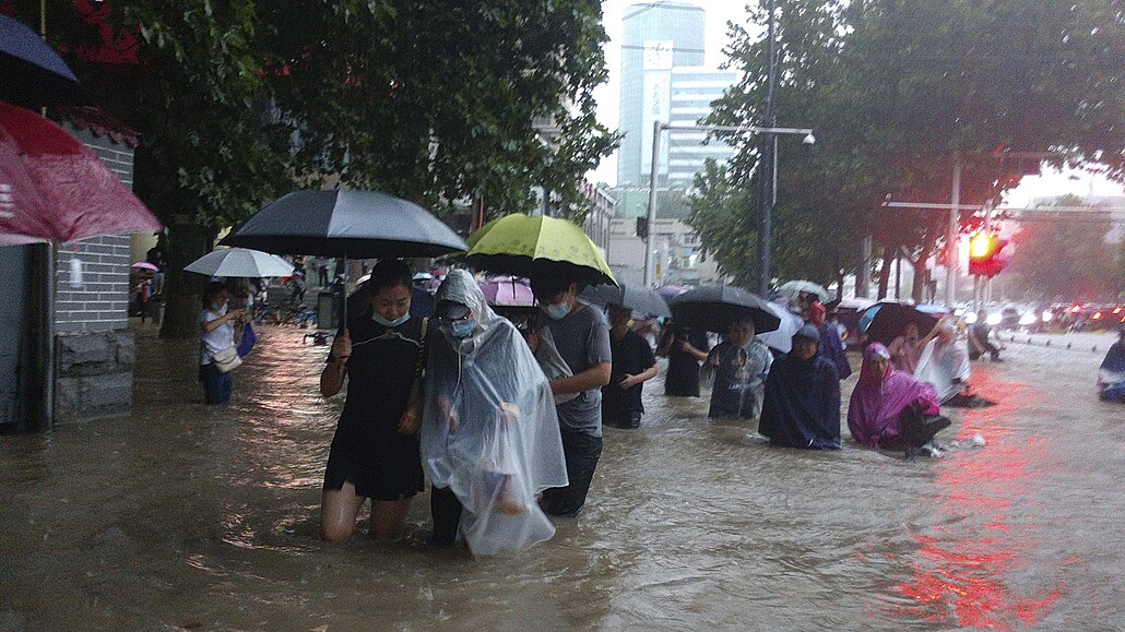 Lidé se v Číně během záplav brodí vodou