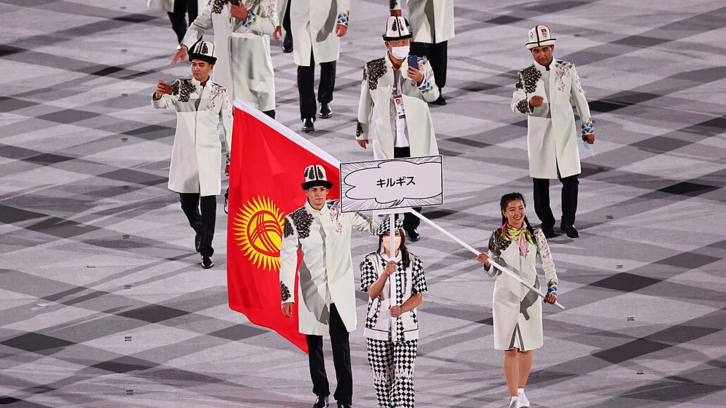 Tým Kyrgyzstánu při slavnostní ceremonii při zahájení  Olympijských her v Tokiu.