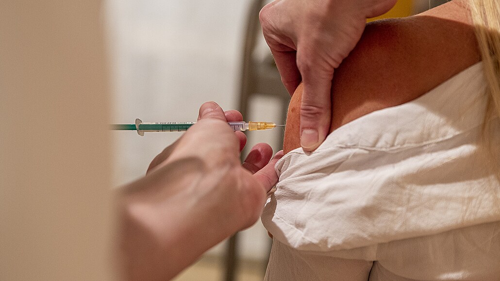 Vakcíny budou proti omikronu zřejmě zabírat méně, předpovídá šéf Moderny