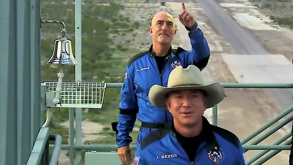 Miliardá Jeff Bezos a jeho bratr Mark nastupují do rakety firmy Blue Origin