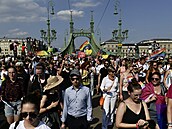 Sobotního pochodu za práva sexuálních menin v Budapeti se zúastnilo okolo 30...