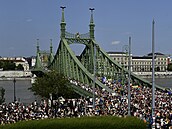 Demonstranti, kterých se na budapeském pride pochodu selo na 30 tisíc,...