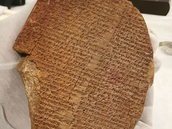Zabavená tabulka s úryvkem Eposu o Gilgameovi.