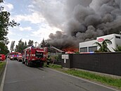 V pražské Uhříněvsi hořela hala, část budovy se zřítila. Škoda se vyšplhala přes 120 milionů