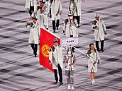 Tým Kyrgyzstánu pi slavnostní ceremonii pi zahájení  Olympijských her v Tokiu.