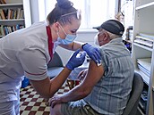 Výjezdní tým zdravotník okuje lidi bez registrace v Úlicích na Plzesku