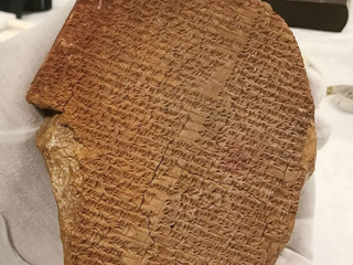 Zabaven tabulka s ryvkem Eposu o Gilgameovi.