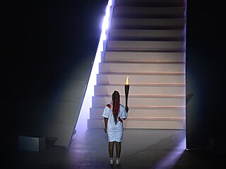 Letn olympijsk hry Tokio 2020. Tenistka Naomi sakaov s olympijskou pochodn.
