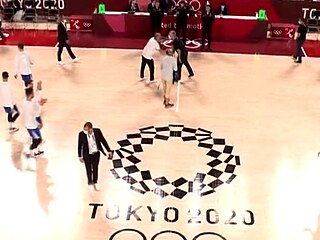 Nad logem si podávají trenér českých basketbalistů Ronnen Ginzburg ruce s...